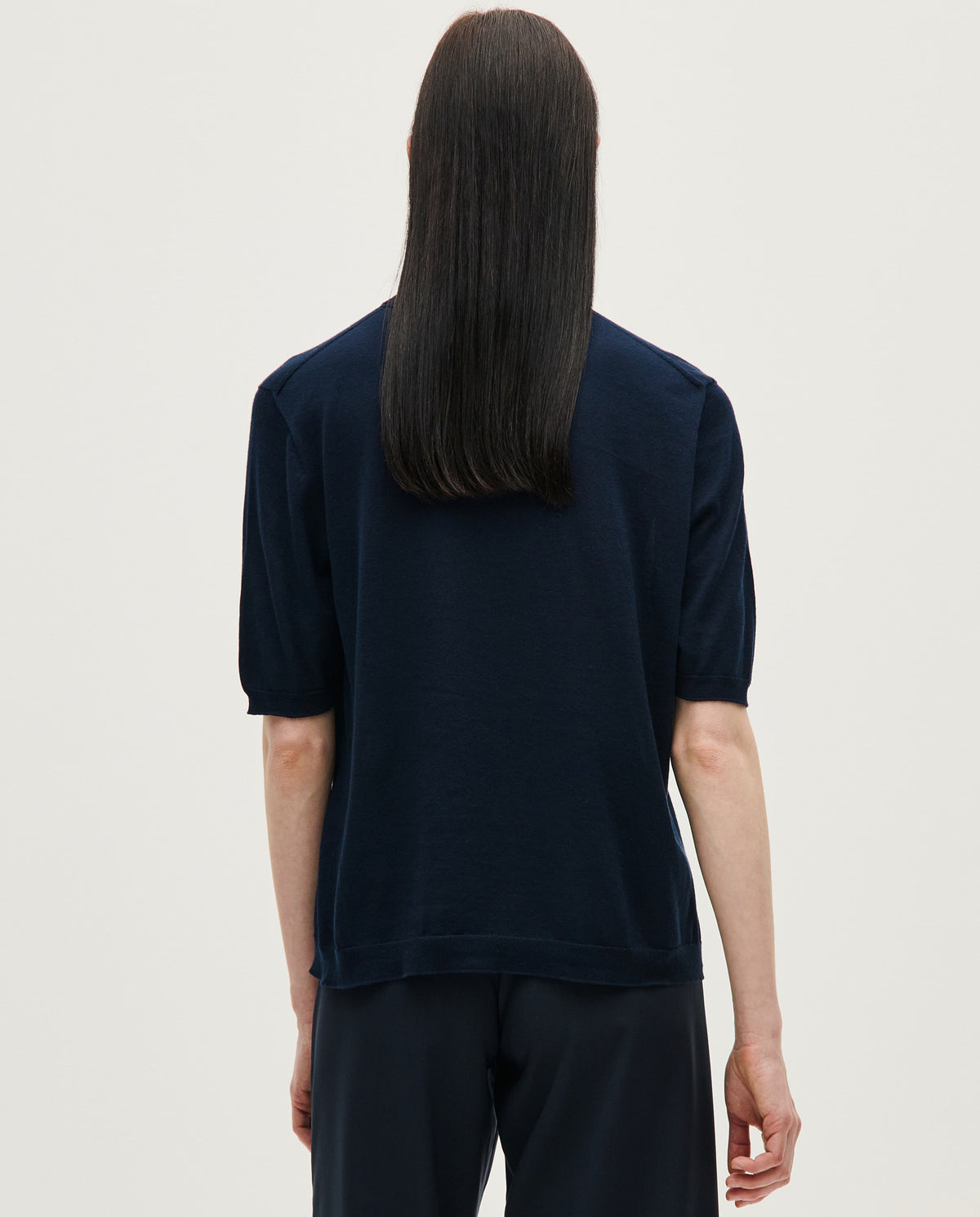 Navy jumper No59 by Babaà, worn by a woman, featuring a cozy knit texture and classic fit.