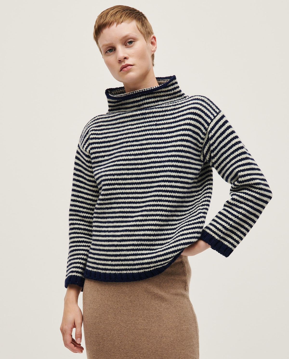 Navy jumper for women by Babaà, featuring a cozy knit design and a relaxed fit, suitable for casual winter wear.
