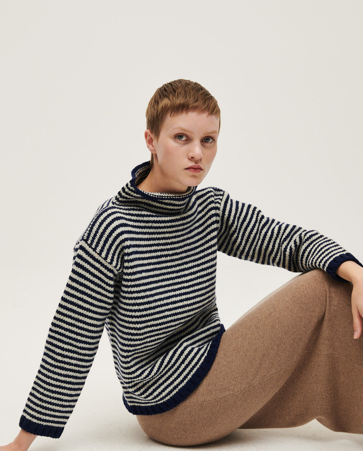 Navy Babaà jumper No6 worn by a woman, featuring a cozy knit design and stylish fit.