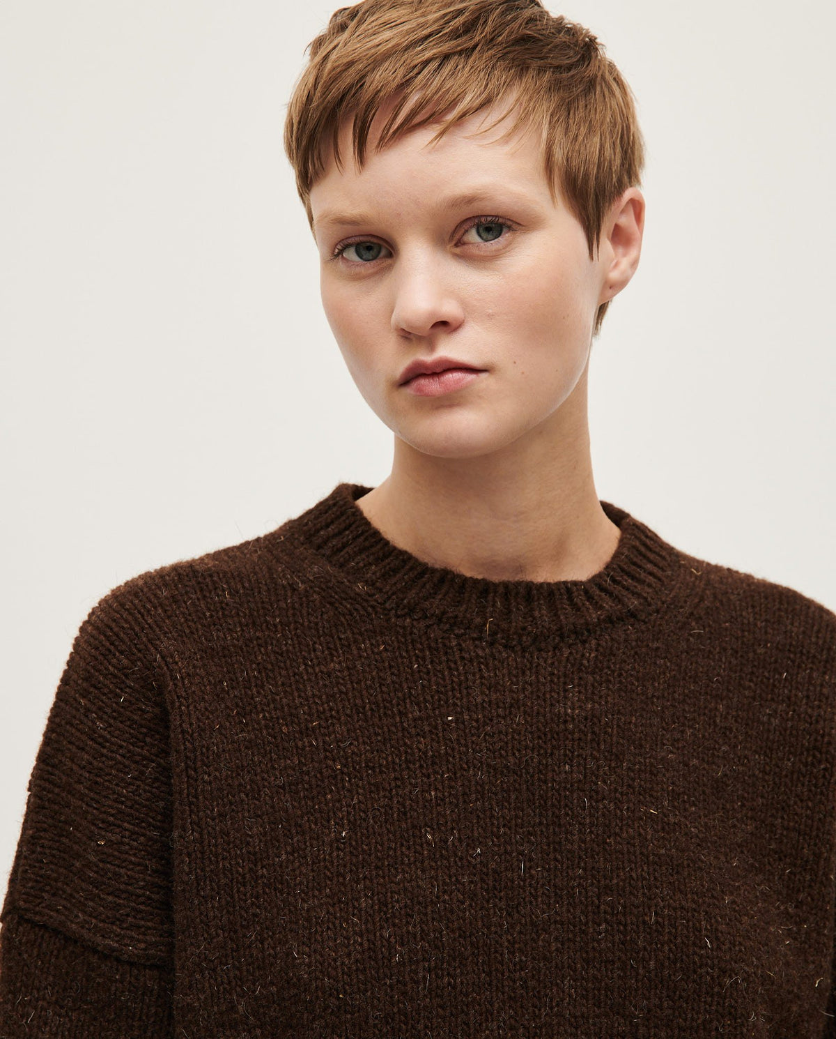 Babaà No61 Earth women's jumper in soft, earthy-toned knit fabric, modeled on a woman, showcasing casual style and comfortable fit.