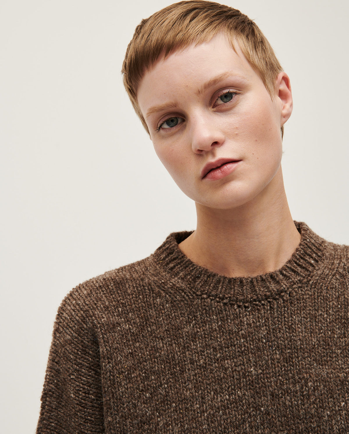 Woman wearing Babaà No61 Oak jumper, featuring a cozy, stylish knit sweater in warm oak color, perfect for casual wear.