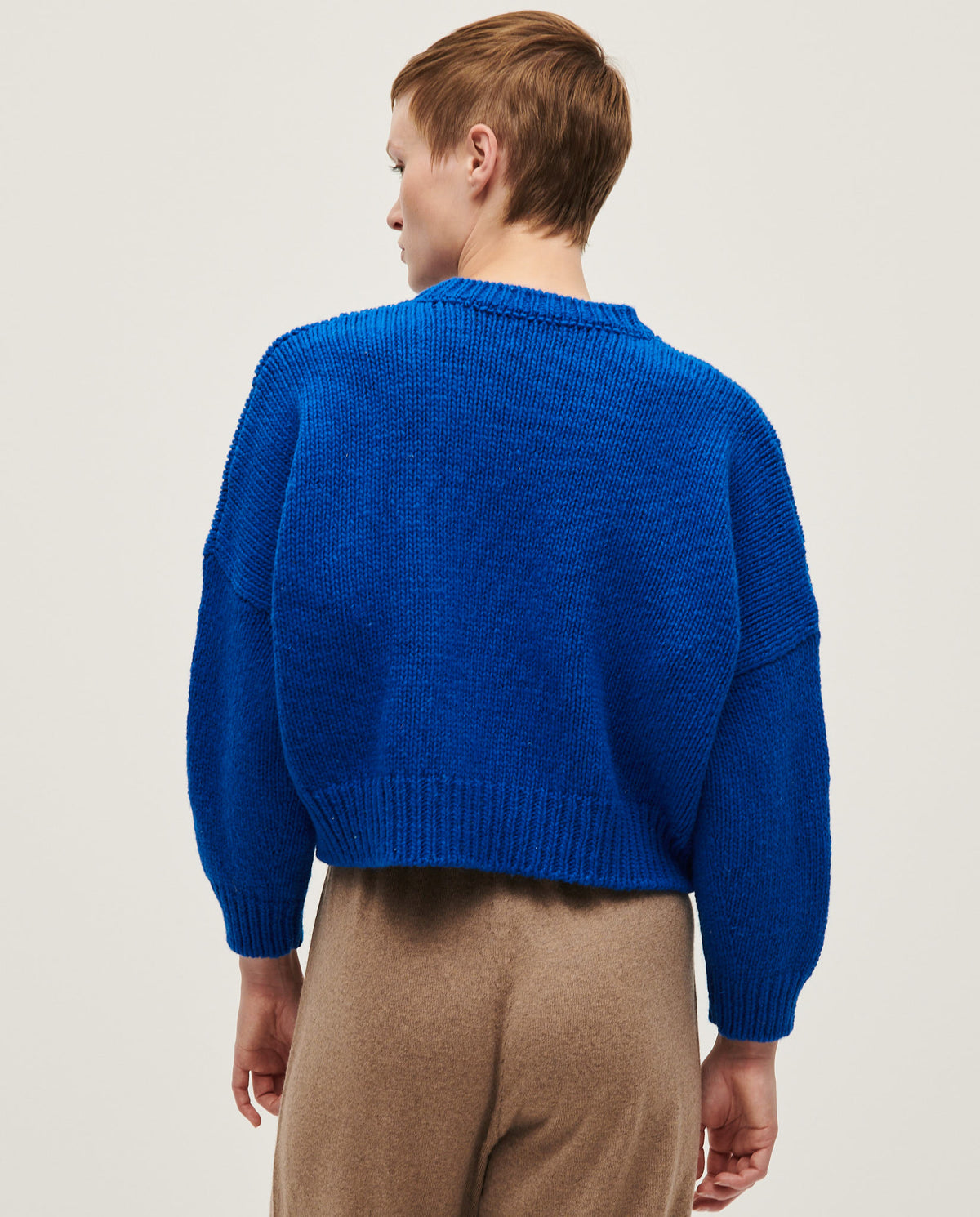 Woman wearing Babaà No61 Winterskies jumper, cozy knit sweater with a stylish winter design, perfect for cold weather.
