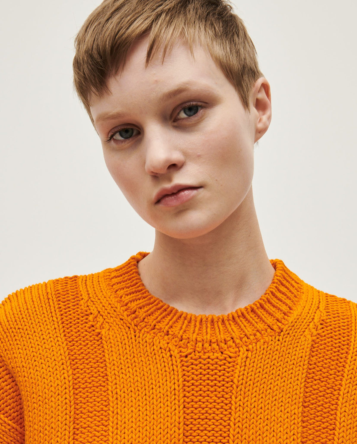 Babaà No66 La Condesa women's jumper in cozy knit, featuring a relaxed fit and stylish design, modeled on a woman.