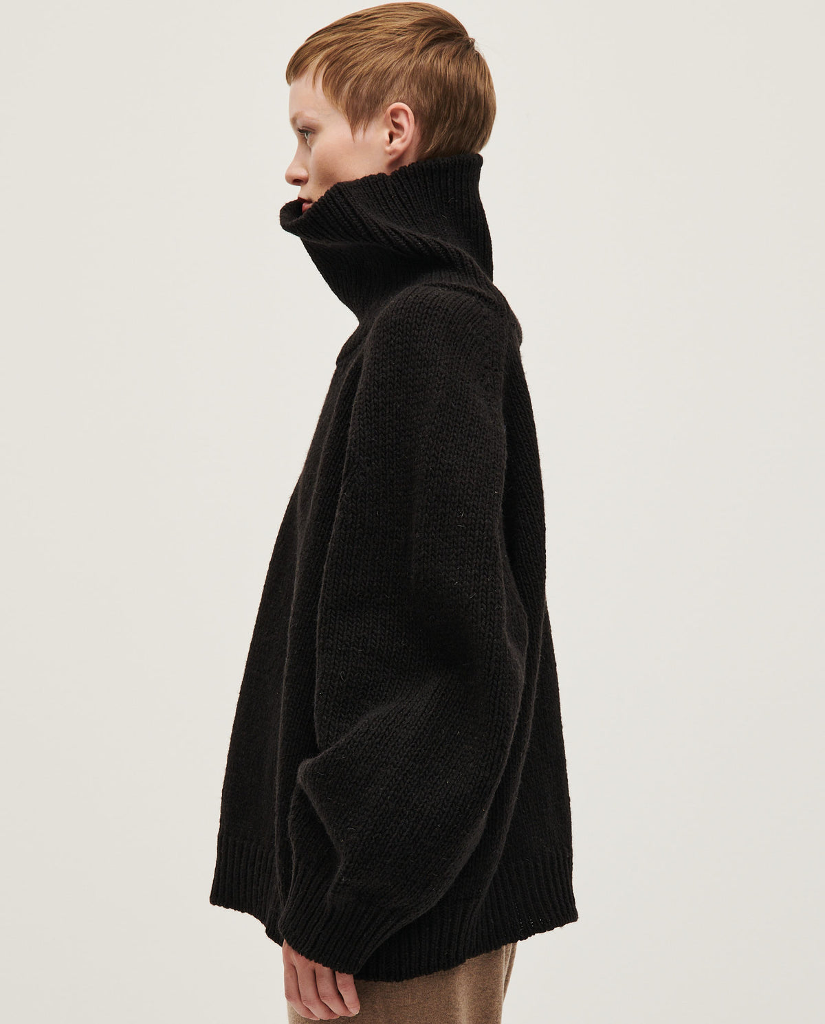 Black Babaà jumper No67 worn by a woman, featuring a stylish, cozy knit design with a relaxed fit.