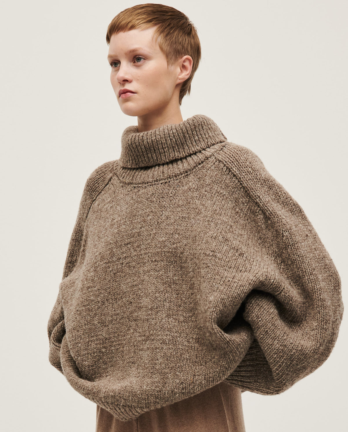 Babaà jumper No67 in dark mist color, worn by a woman, showcasing a cozy, stylish knit sweater with a relaxed fit.