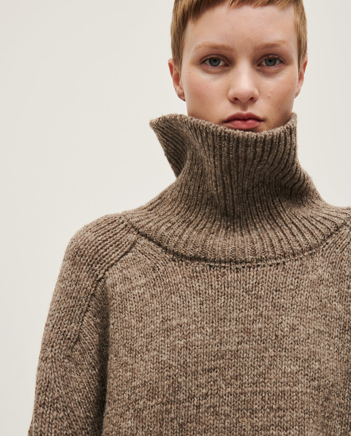 Babaà No67 dark mist women's jumper, cozy knit sweater with a relaxed fit and ribbed cuffs, styled on a woman.