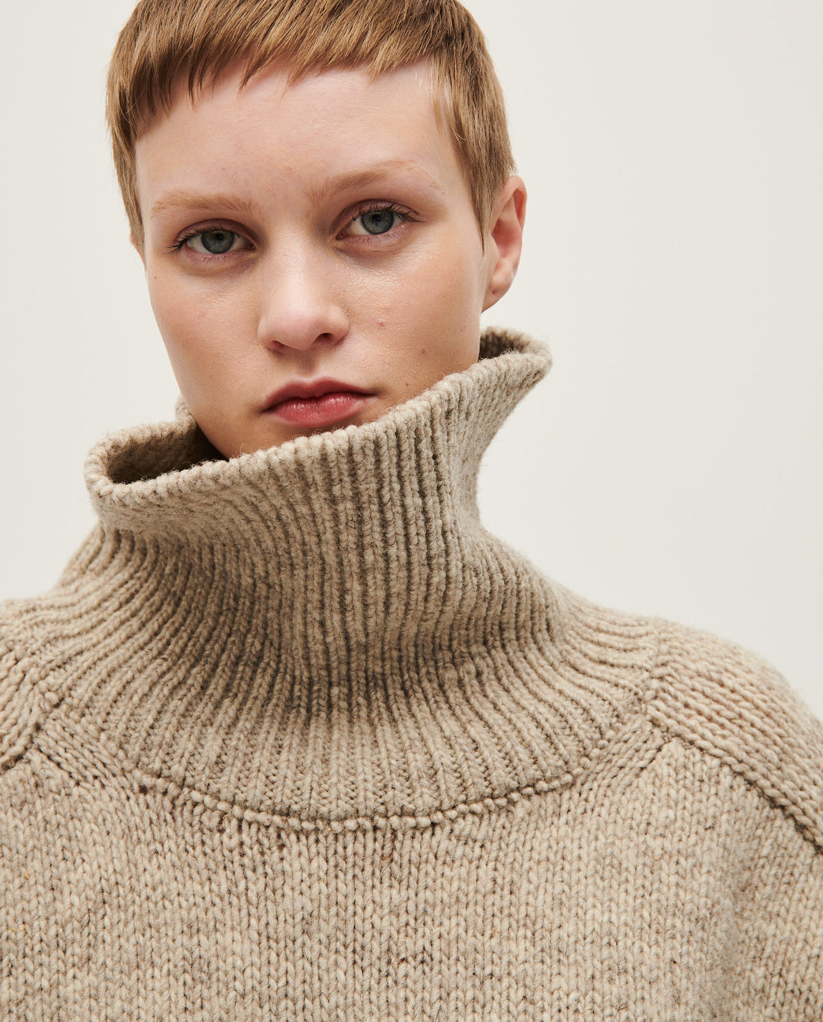 Babaà No67 Mist women's jumper in soft knit fabric, featuring a relaxed fit and subtle color tone, worn by a model.