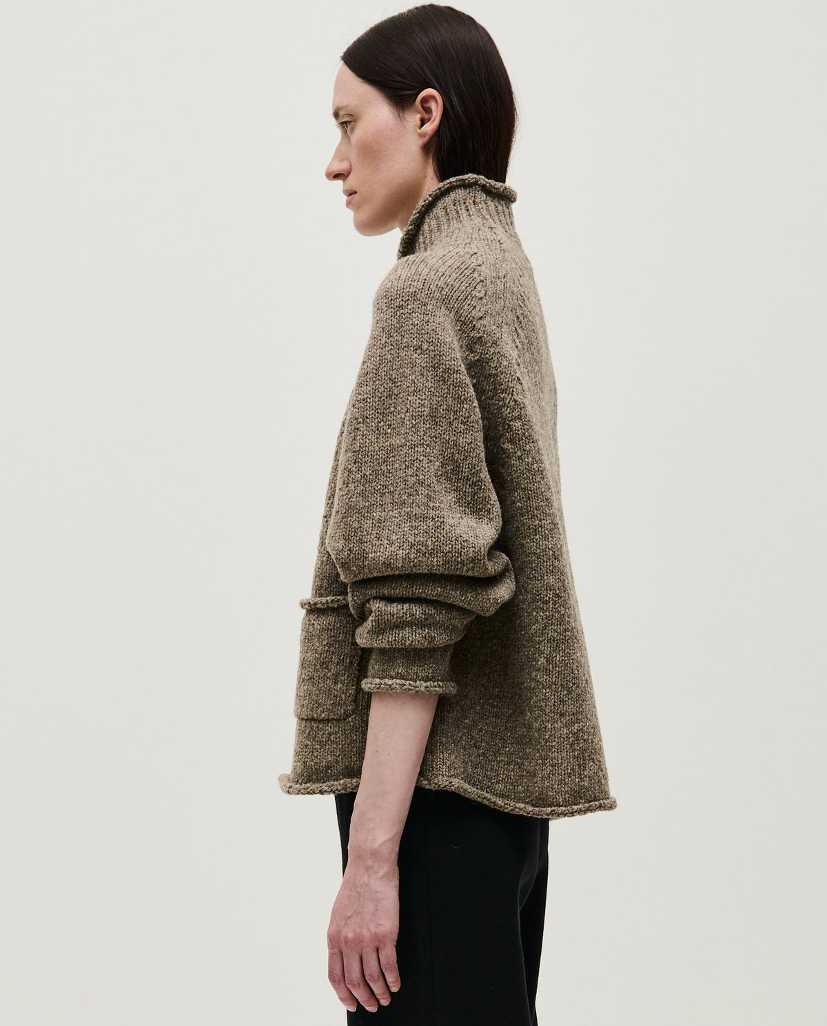 Babaà No70 dark mist women's jumper, soft knit sweater with a relaxed fit and long sleeves, styled on a model.