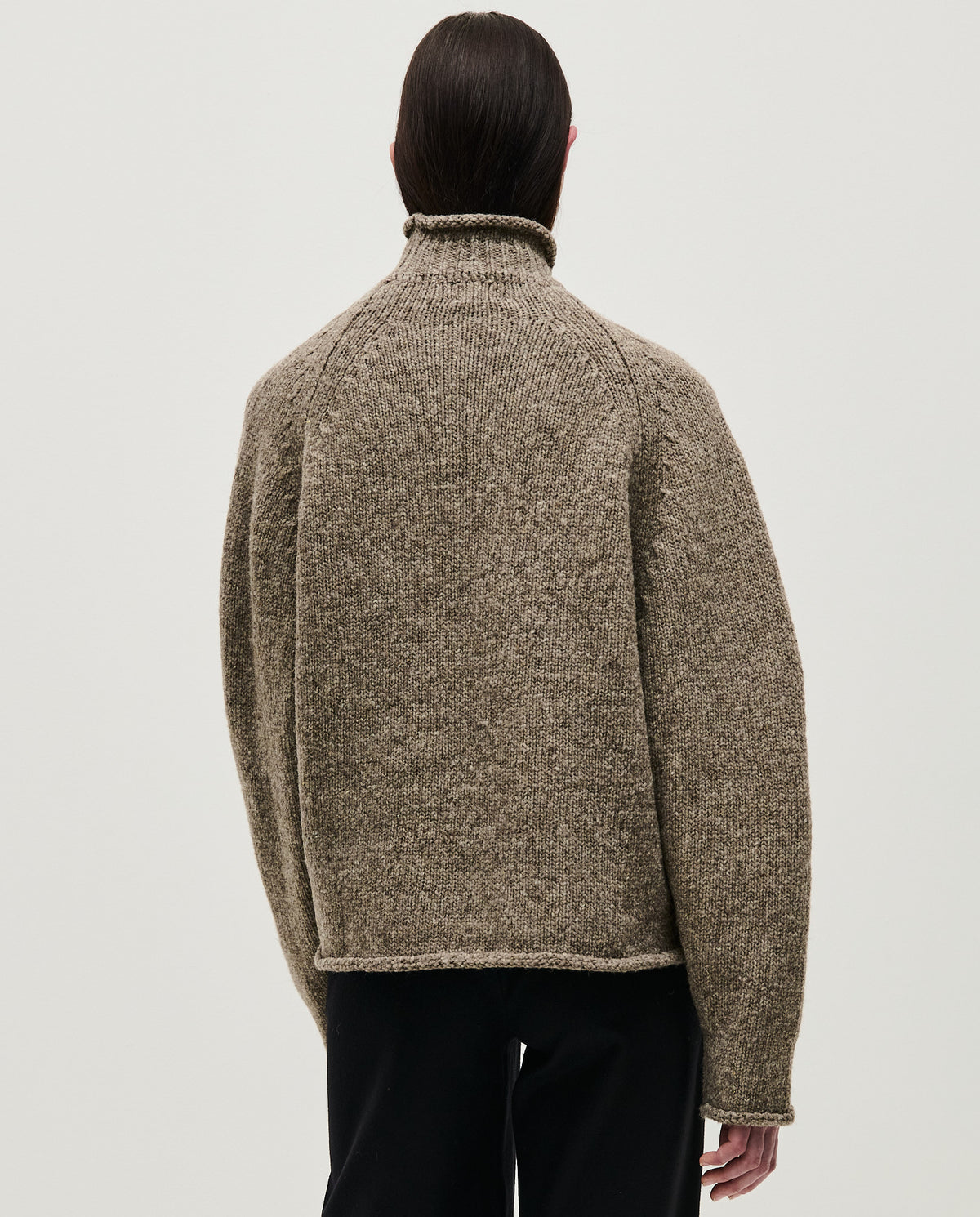 Woman wearing Babaà No70 dark mist jumper, showcasing the cozy, stylish knit sweater in a soft dark mist color.
