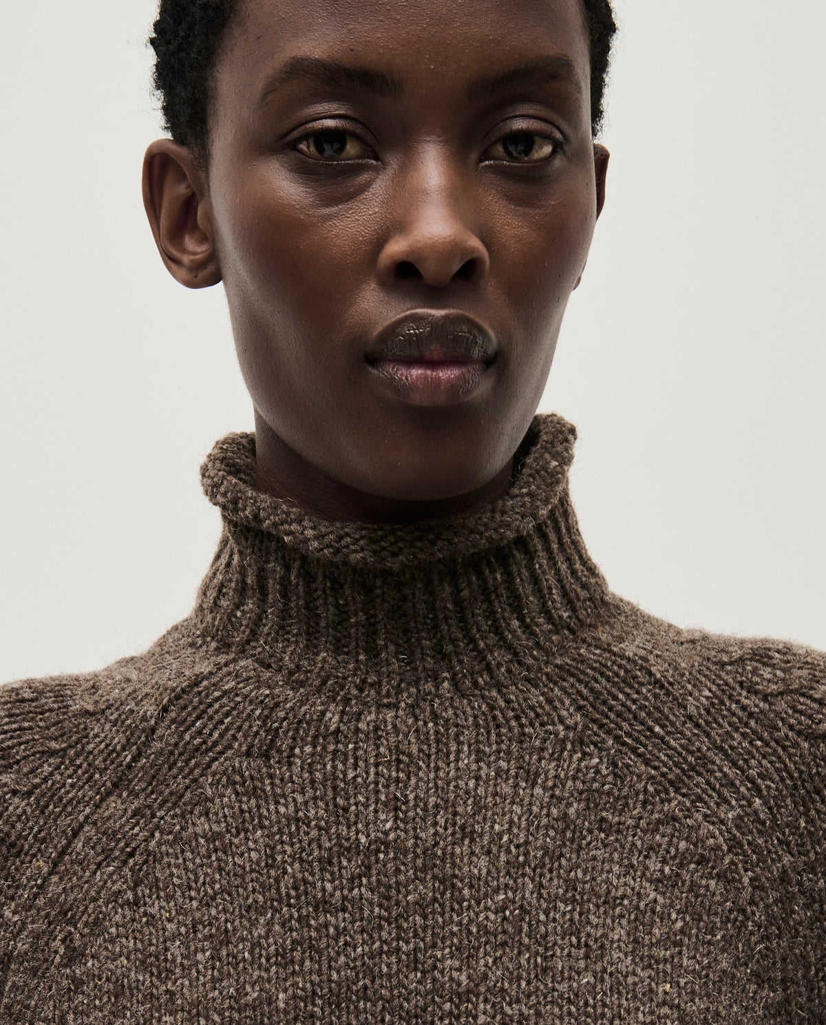 Babaà No70 oak women's jumper, cozy knit sweater in warm oak color, worn by a woman, perfect for casual winter styling.
