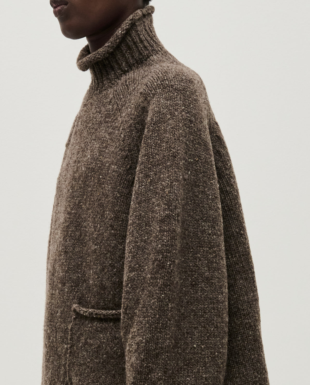 Woman wearing Babaà No70 Oak jumper, featuring a cozy, stylish knit in warm oak color, perfect for casual winter outfits.