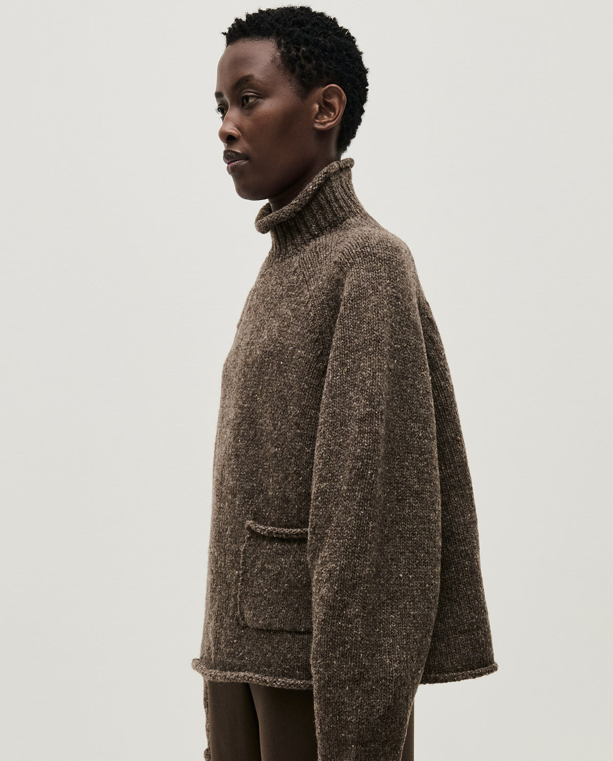 Woman wearing Babaà No70 Oak jumper, soft knit sweater in warm oak color, stylish and cozy for casual wear.
