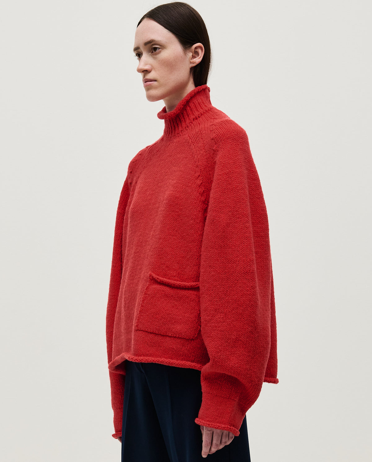 Woman wearing Babaà No70 red jumper, cozy long-sleeve knit sweater with a relaxed fit, styled on a model.