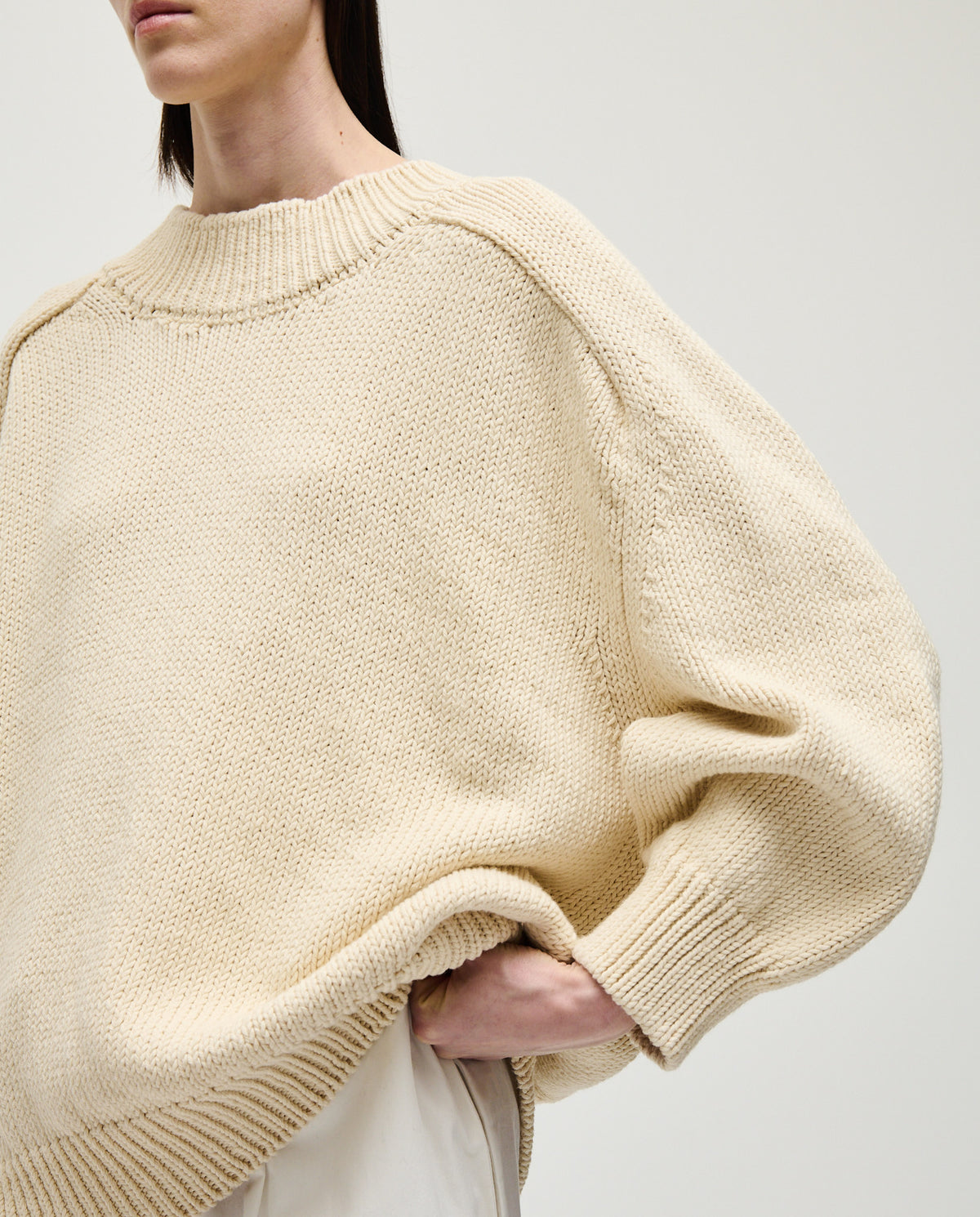 Woman wearing Babaà No72 Natural jumper, showcasing the cozy, neutral-colored knit sweater in a casual outfit.