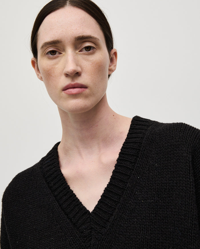 Black Babaà No75 women's jumper, soft knit fabric, fitted style, shown on a woman with long hair.