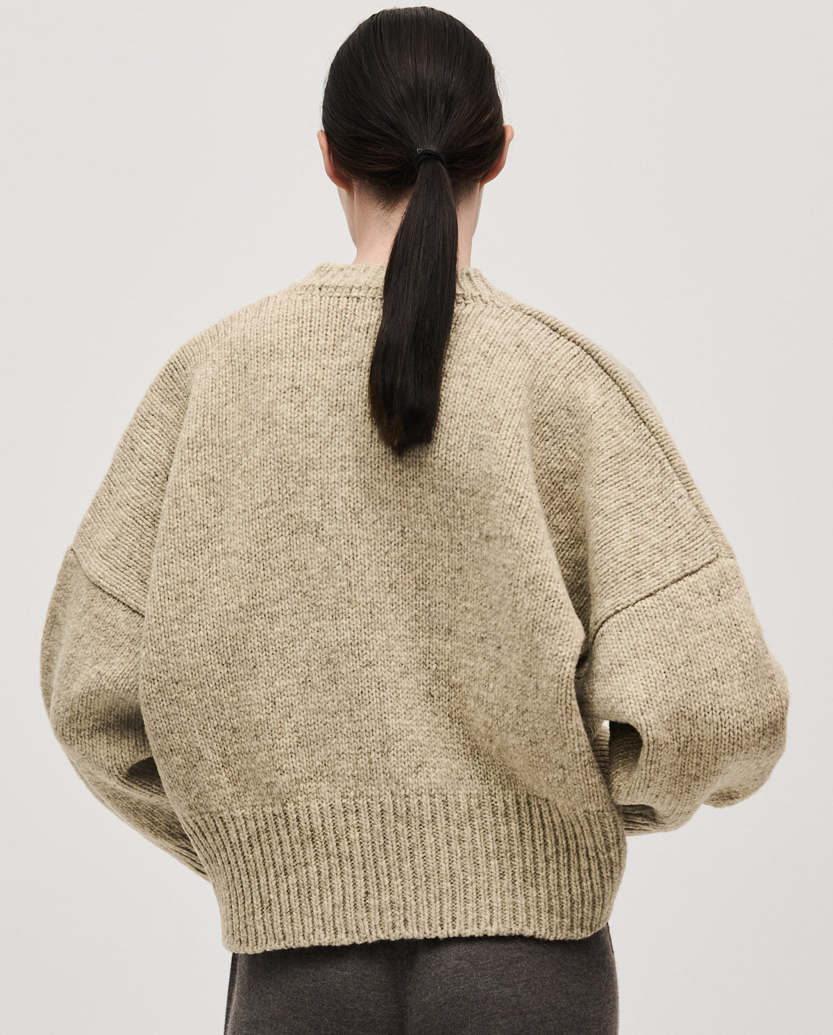 Babaà No75 Mist women's jumper, soft knit fabric in light mist color, worn by a woman, casual and cozy style.