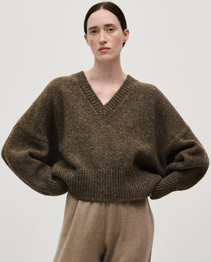 Babaà No75 Oak women's jumper, cozy knit sweater in warm oak color, displayed on a mannequin.