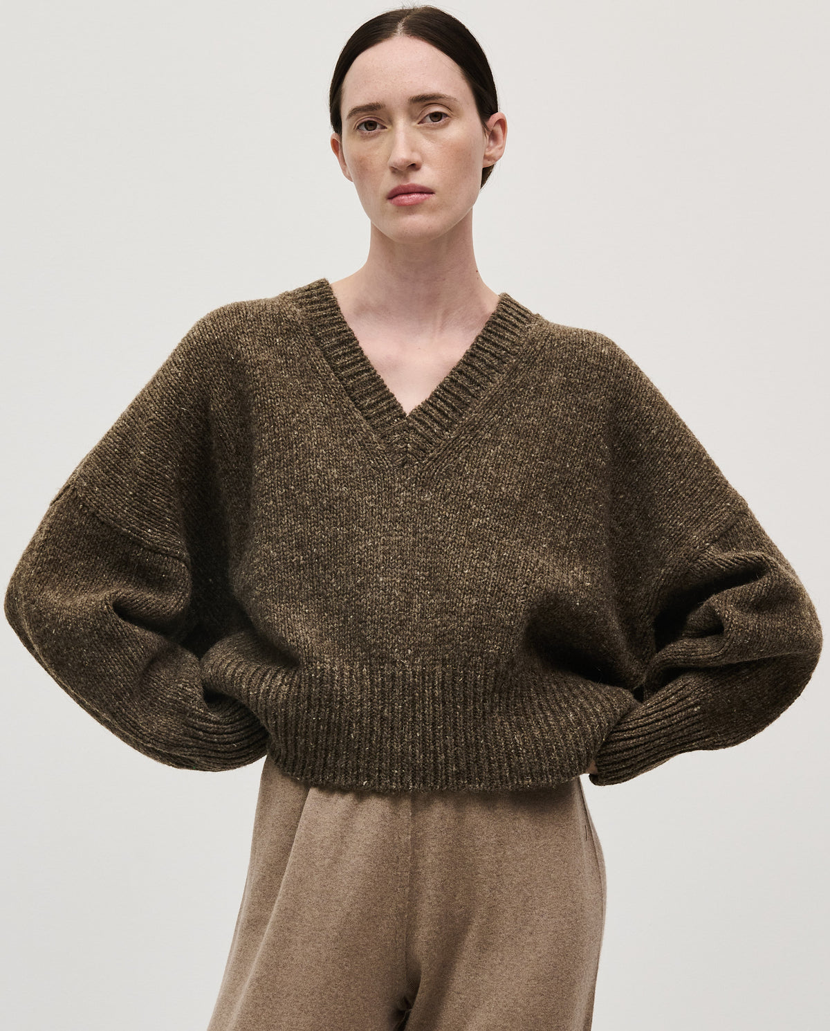 Babaà No75 Oak women's jumper, cozy knit sweater in warm oak color, displayed on a mannequin.