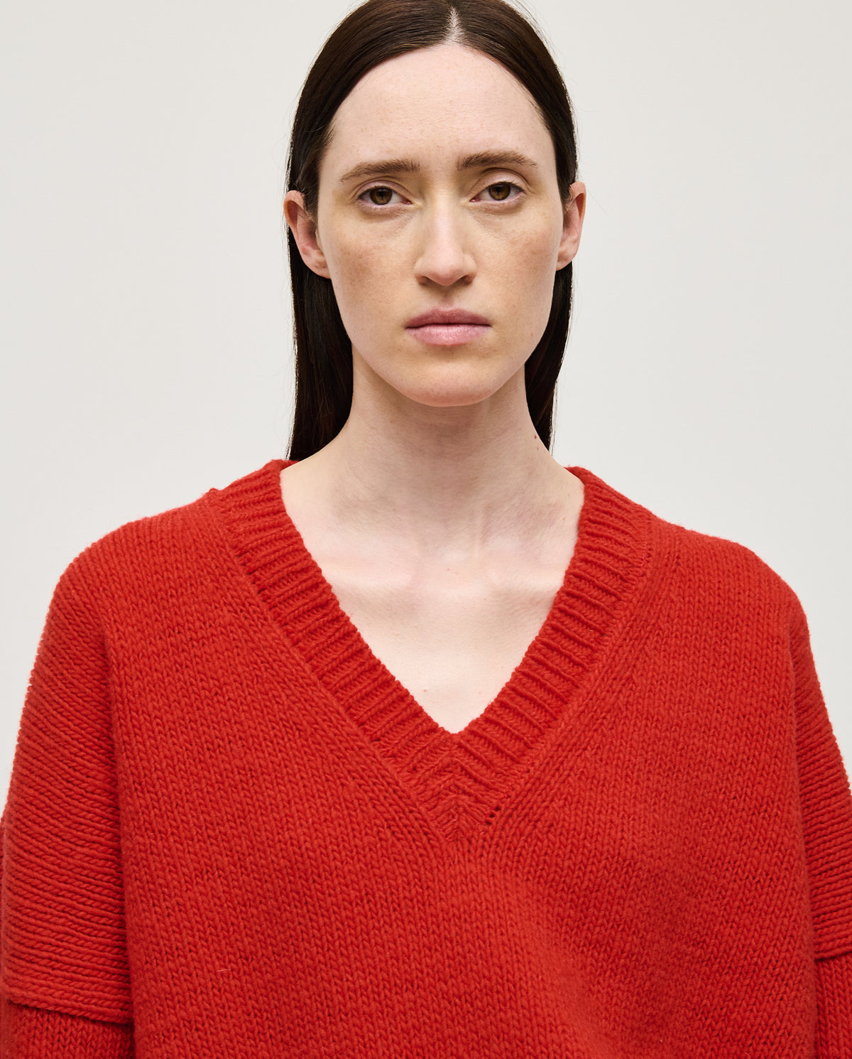 Red Babaà Jumper No75 for women, close-up of the cozy knit fabric and stylish fit in a vibrant red color.