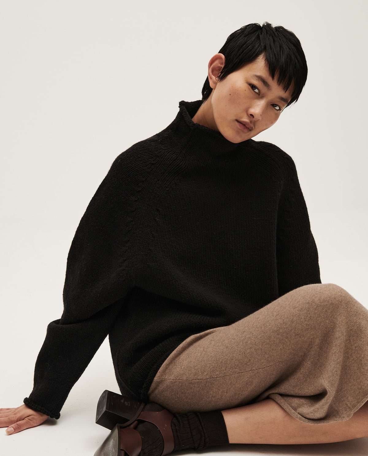 Black Babaà No81 women's jumper displayed on a woman, featuring a cozy knit fabric and relaxed fit.