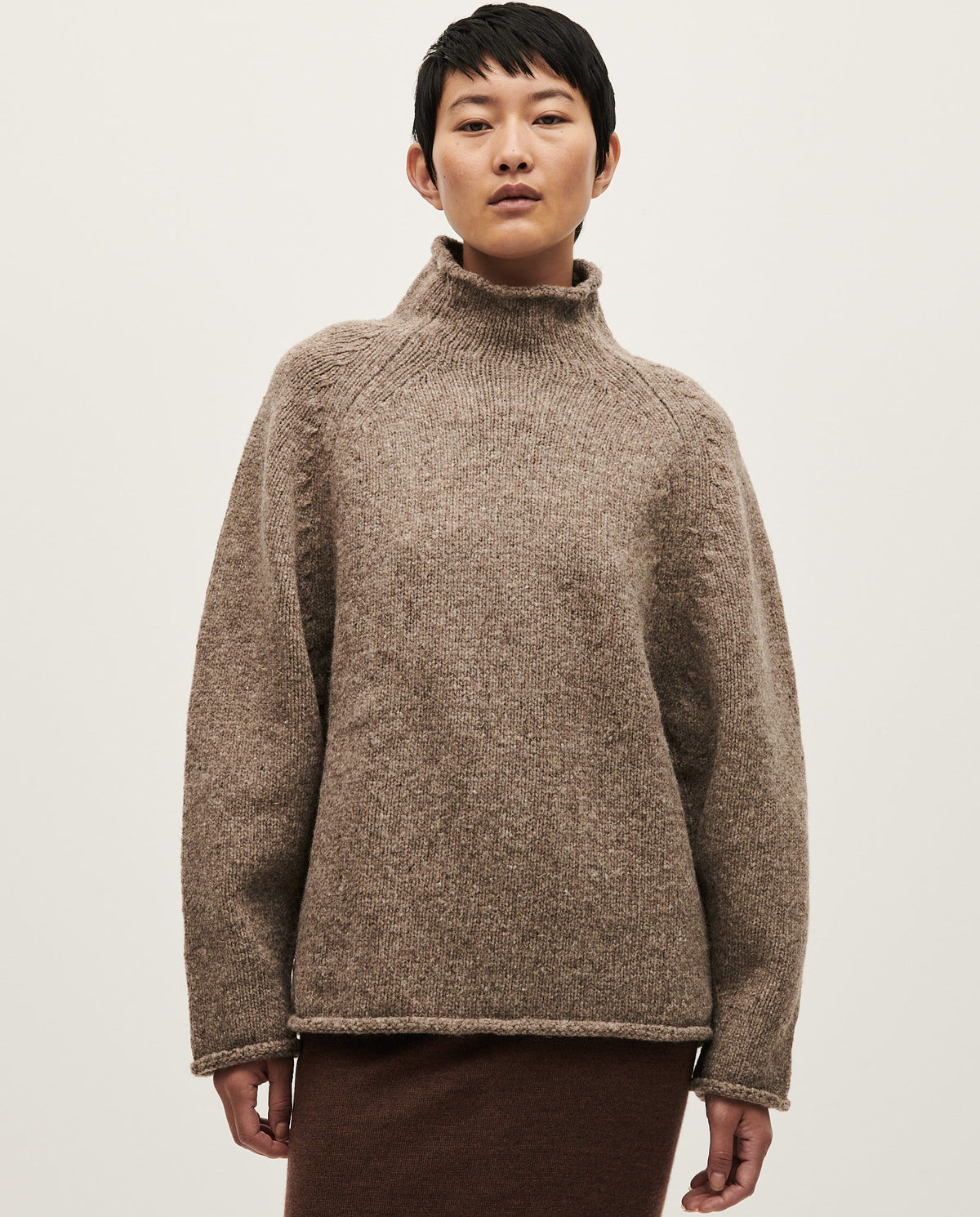 Woman wearing Babaà No81 dark mist jumper, featuring a cozy knit design and relaxed fit in a stylish dark mist color.