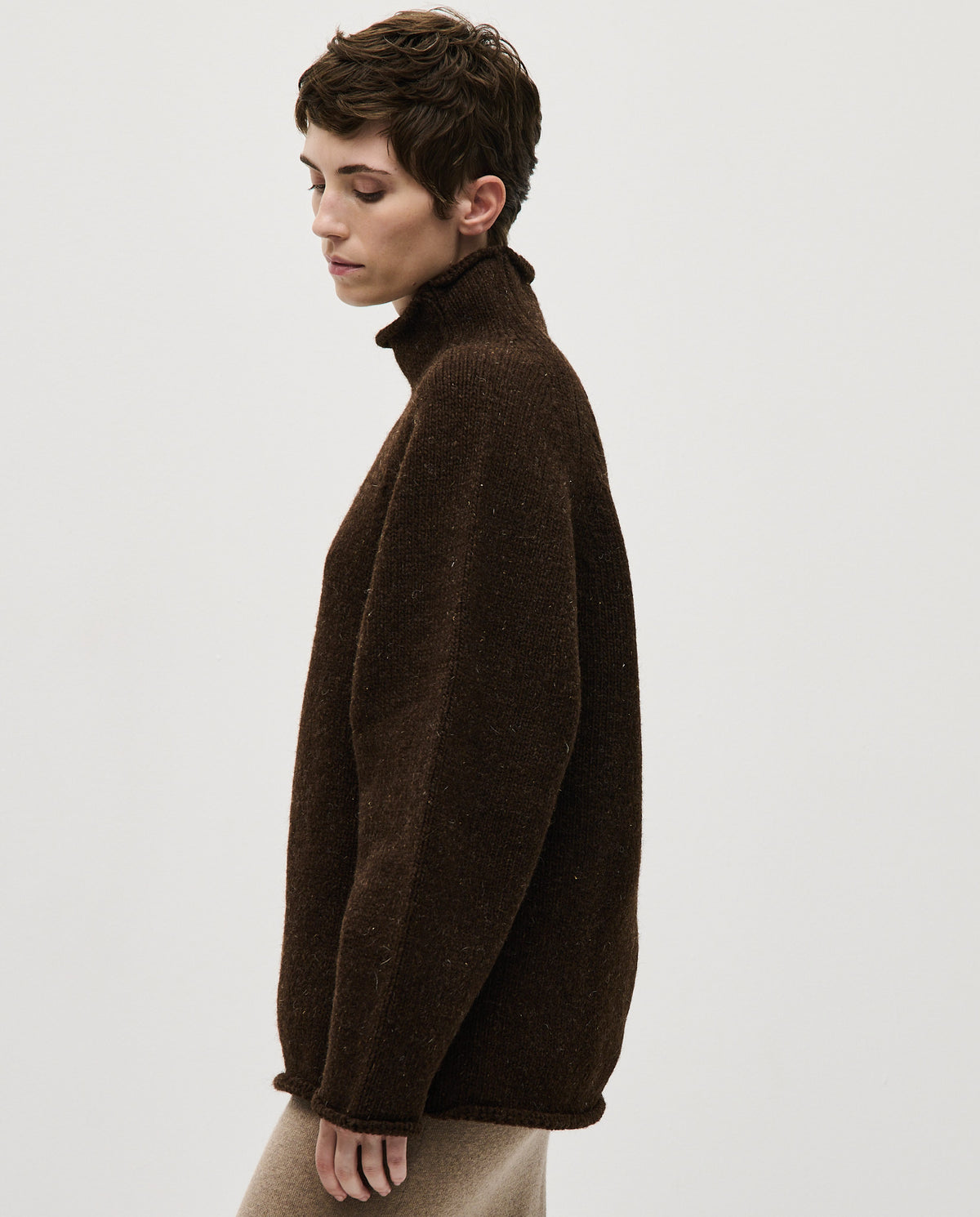 Woman wearing Babaà No81 Earth jumper, cozy knit sweater in earthy tones, styled for casual comfort and warmth.