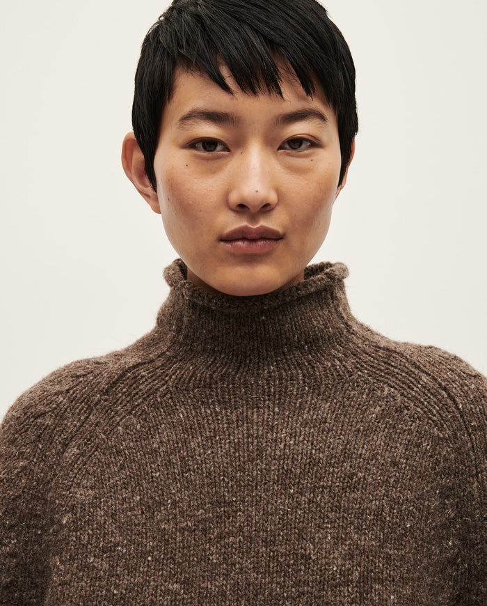 Babaà No81 oak women's jumper featuring a cozy knit fabric in a warm oak color, displayed on a model.