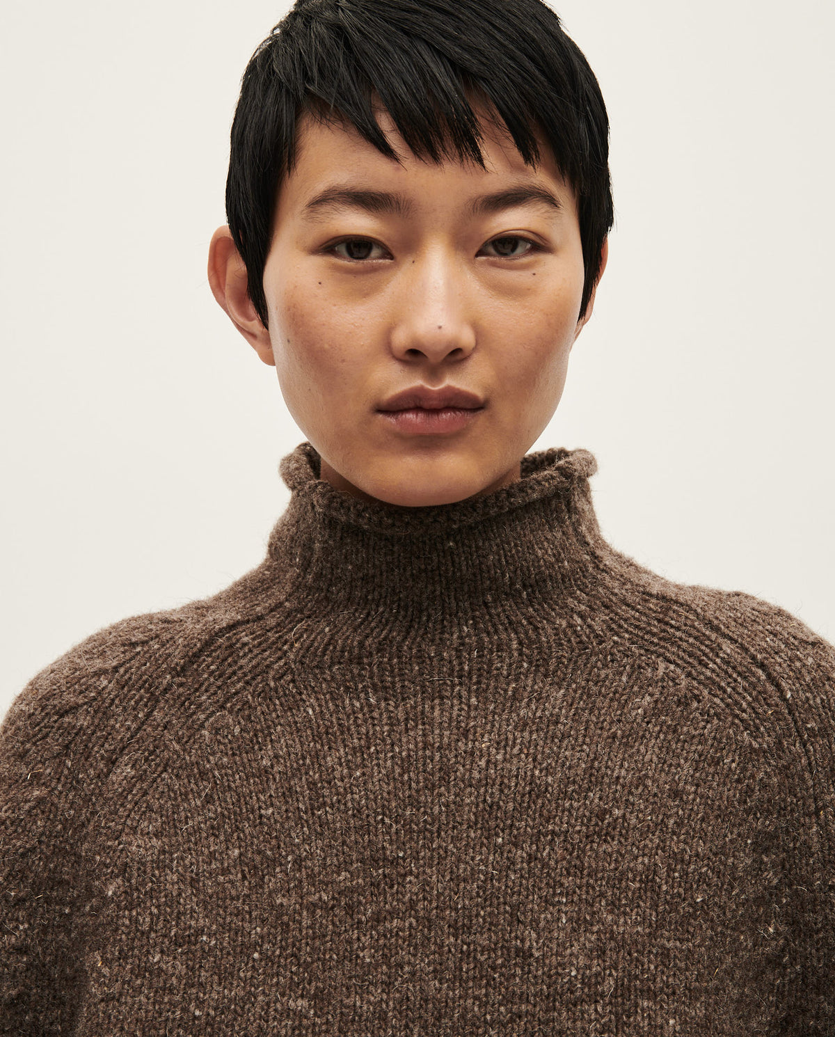 Babaà No81 oak women's jumper featuring a cozy knit fabric in a warm oak color, displayed on a model.