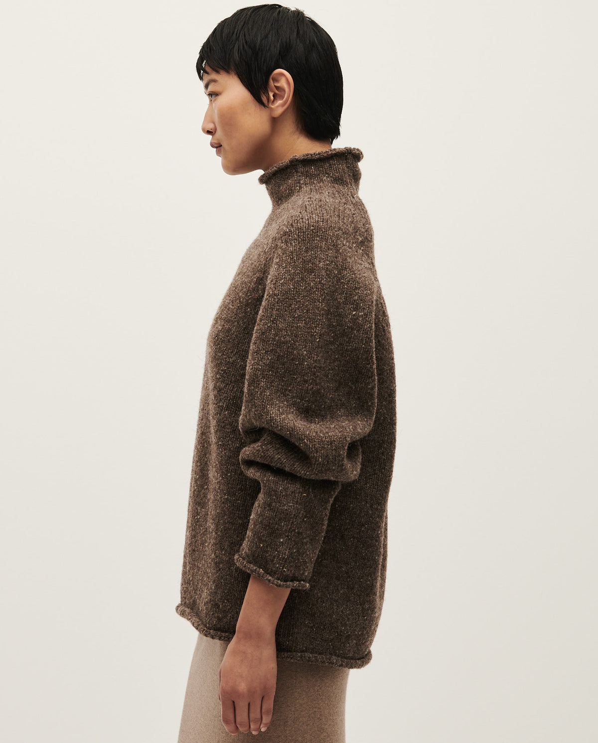 Woman wearing Babaà No81 Oak jumper, showcasing the cozy knit sweater in a warm oak color.