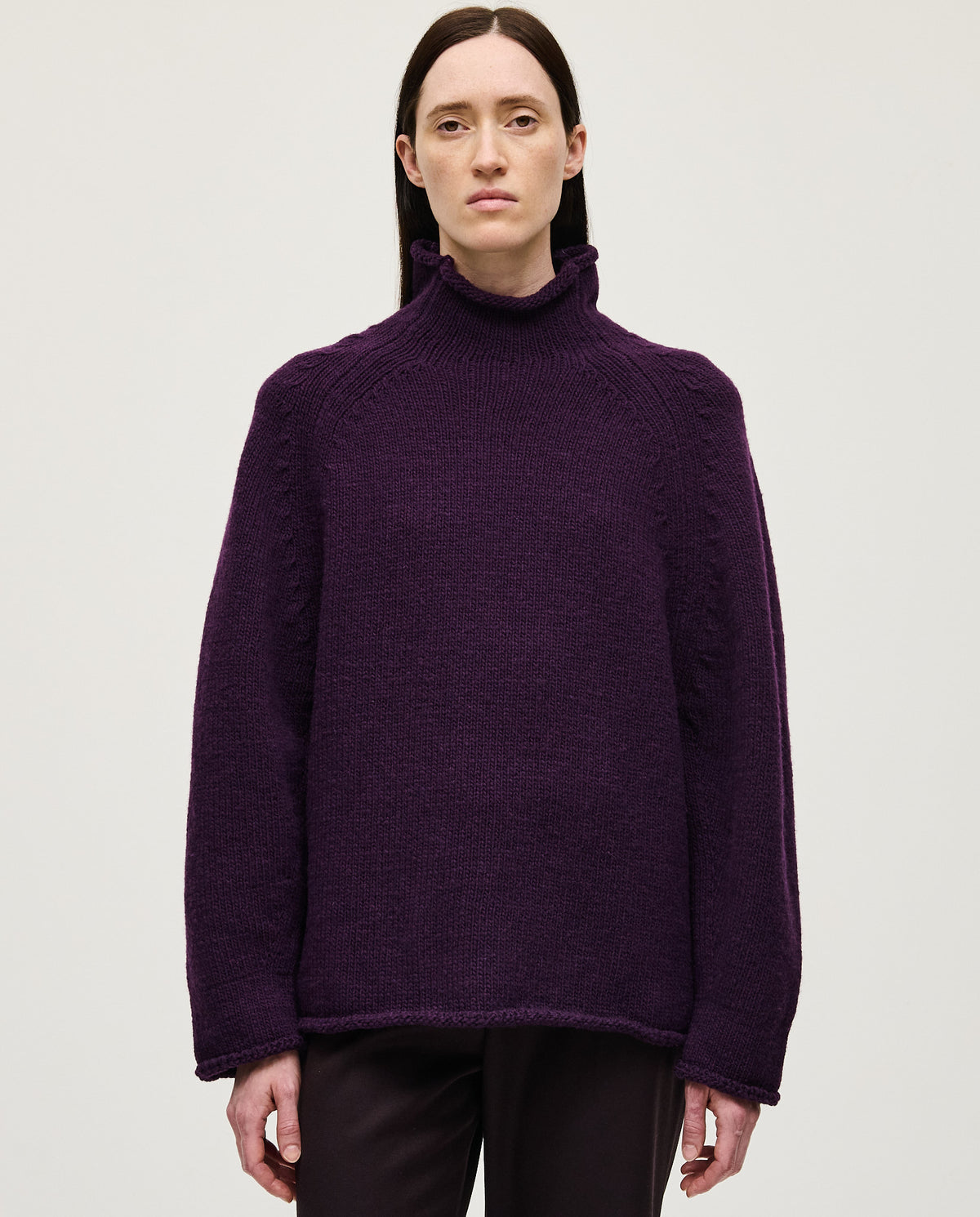 Woman wearing Babaà No81 purple jumper, cozy knit sweater with long sleeves and a relaxed fit.