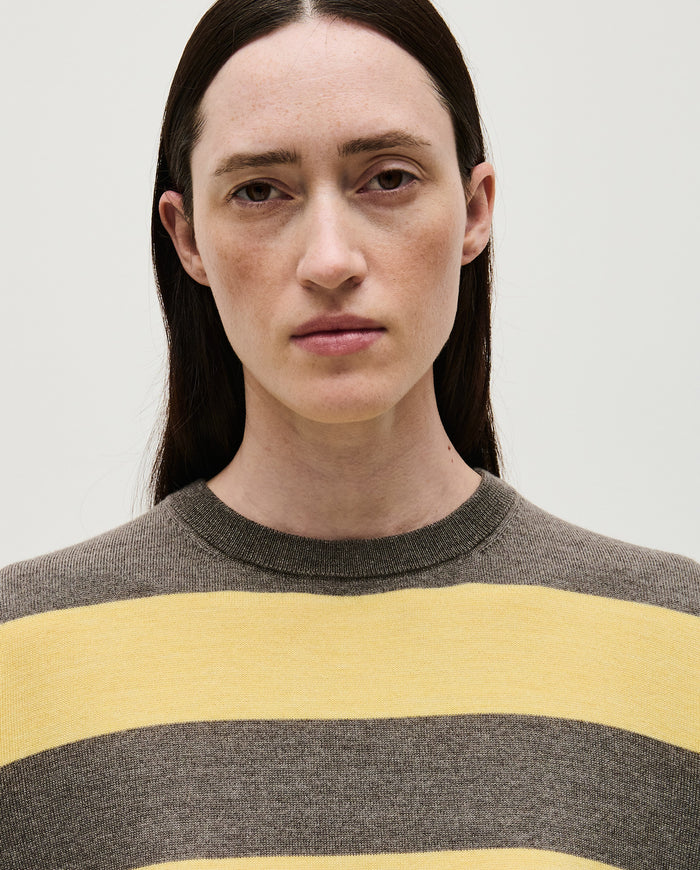 Woman wearing Babaà No84 Hay jumper, featuring a cozy knit design in soft, neutral tones.