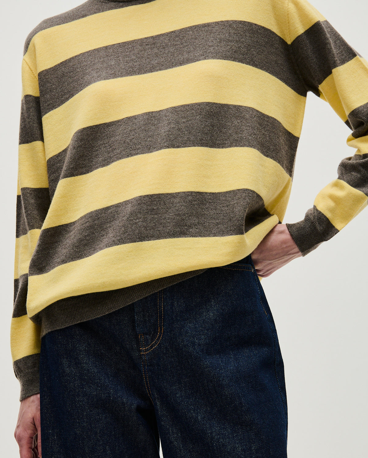 Woman wearing Babaà No84 Hay jumper, cozy knit sweater with a relaxed fit, in a soft, neutral color.