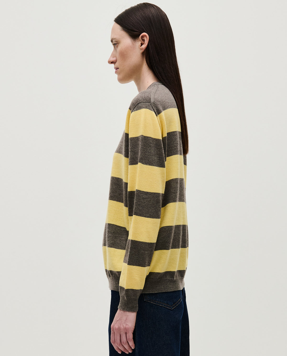 Woman wearing Babaà No84 Hay jumper, featuring a cozy knit design in neutral tones, styled casually.