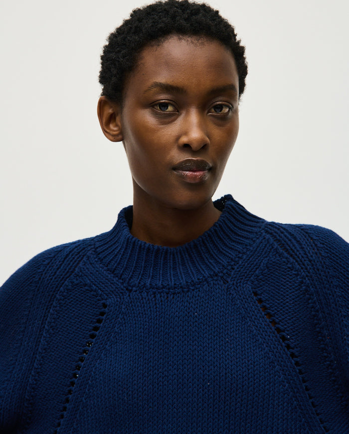 Navy jumper No86 by Babaà, worn by a woman, featuring a cozy knit design and stylish fit.