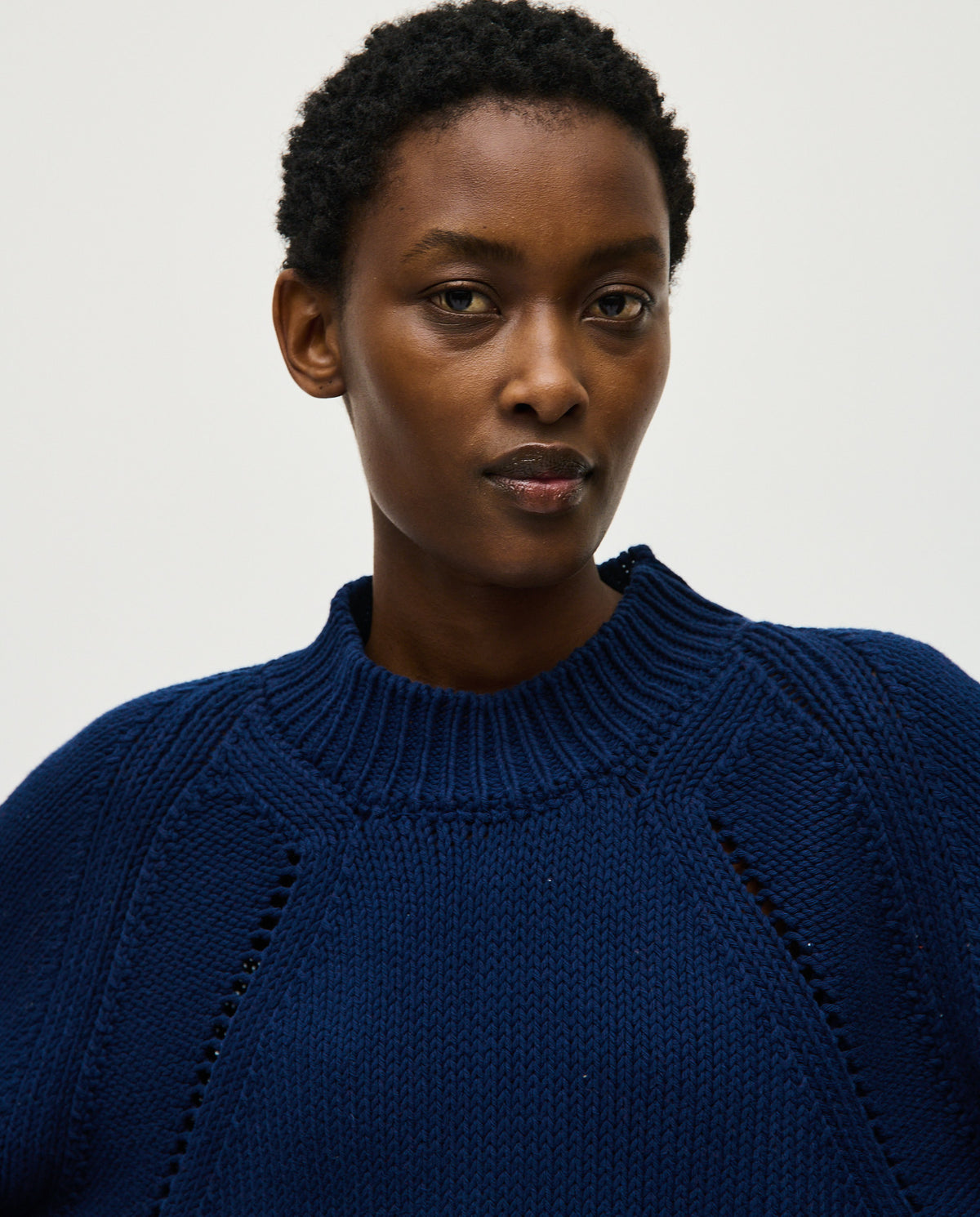 Navy jumper No86 by Babaà, worn by a woman, featuring a cozy knit design and stylish fit.