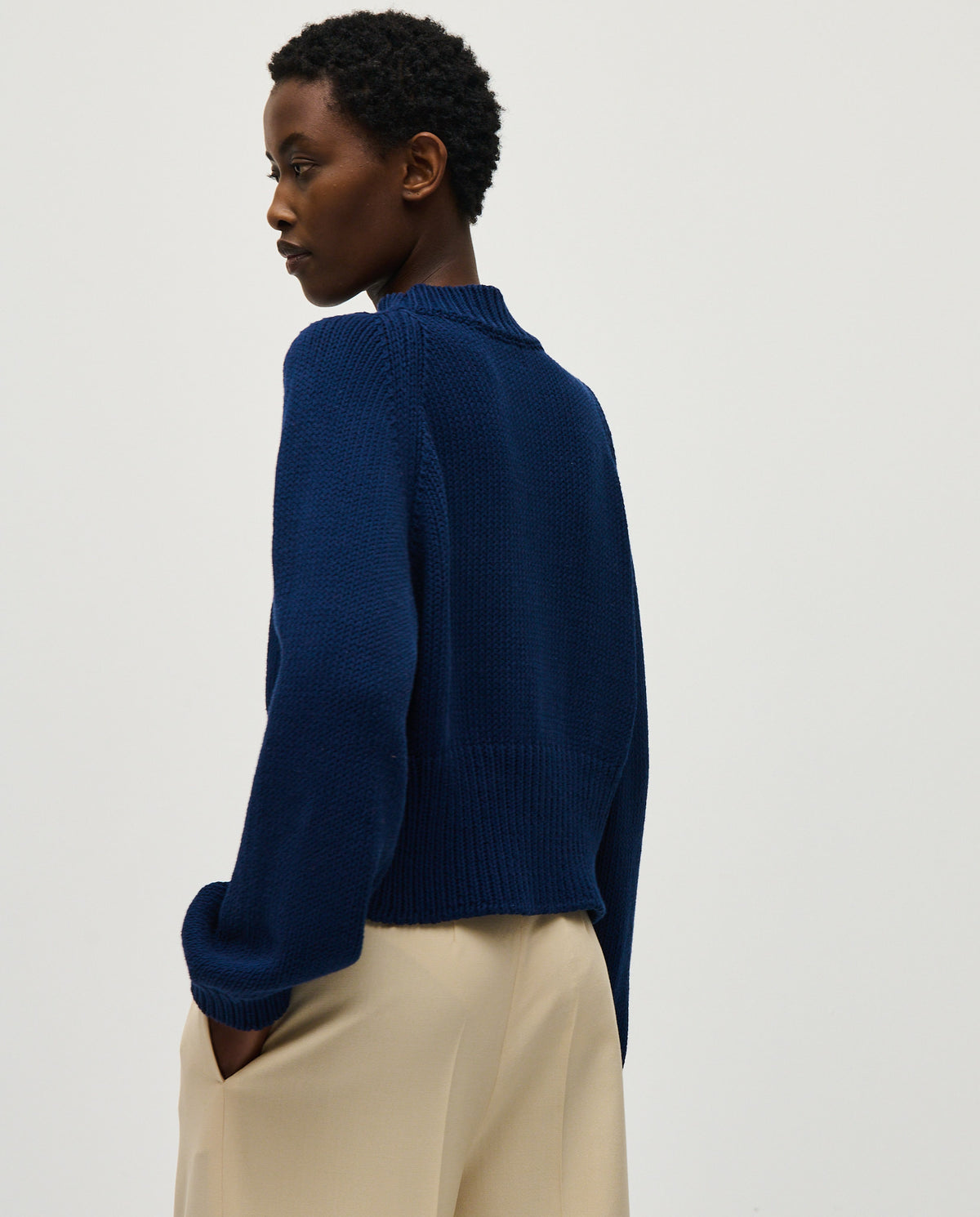 Navy jumper No86 by Babaà worn by a woman, featuring a cozy knit design and relaxed fit.