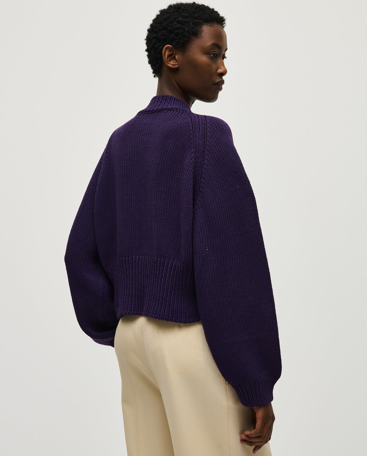 Woman wearing Babaà No86 Ridge jumper, showcasing its cozy knit texture and relaxed fit in a casual setting.