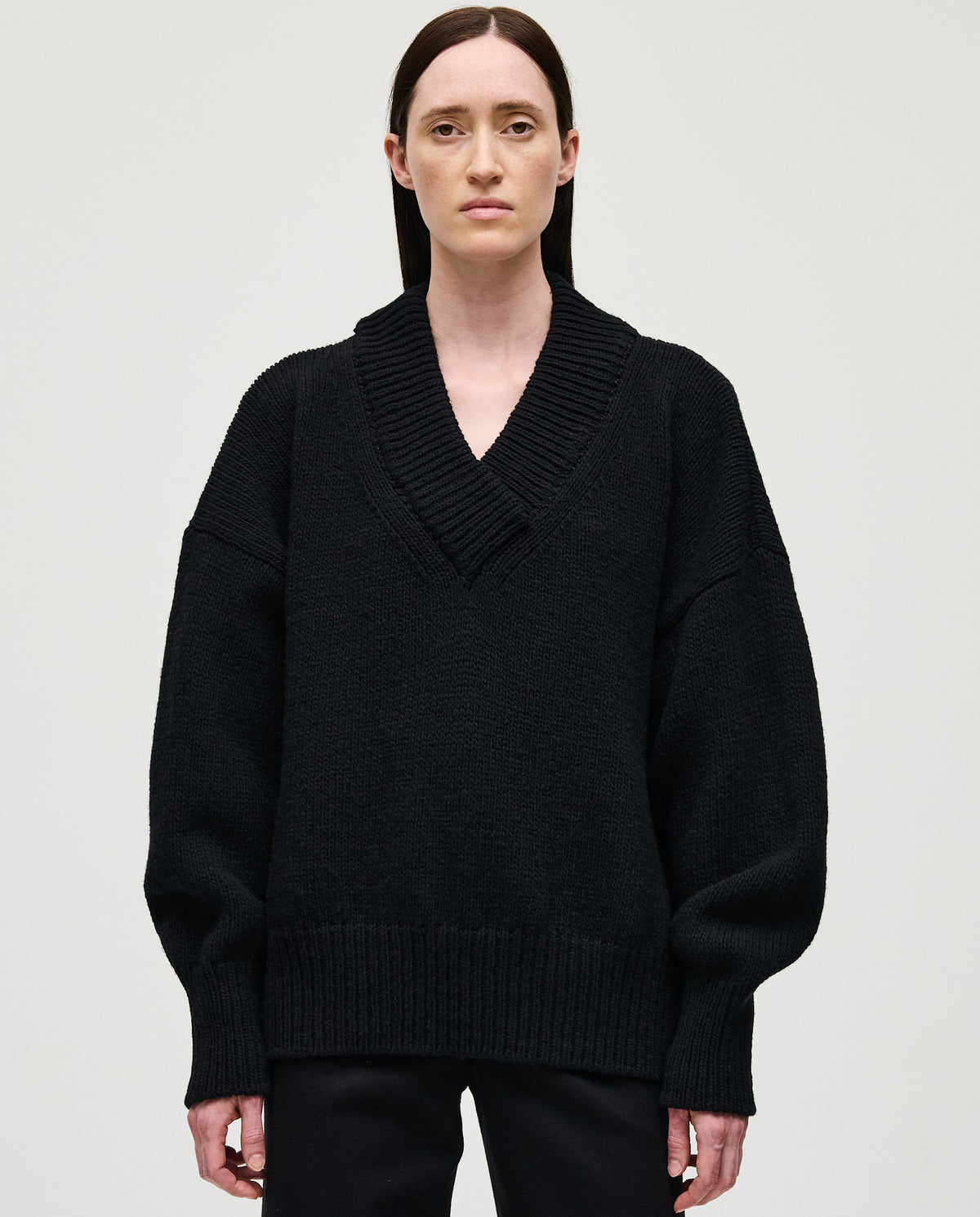 Black Babaà jumper No87 worn by a woman, featuring a cozy, stylish design perfect for casual or everyday wear.
