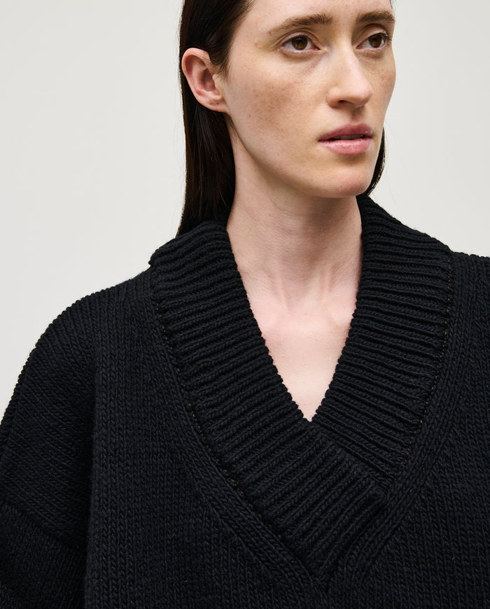 Black woman’s jumper No87 by Babaà, featuring a cozy fit and stylish design, shown on a model in a casual indoor setting.