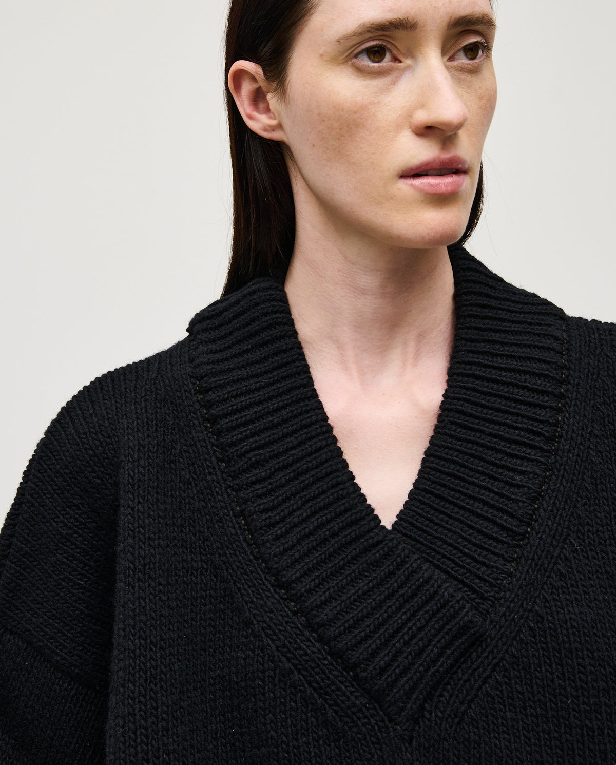 Black woman’s jumper No87 by Babaà, featuring a cozy fit and stylish design, shown on a model in a casual indoor setting.