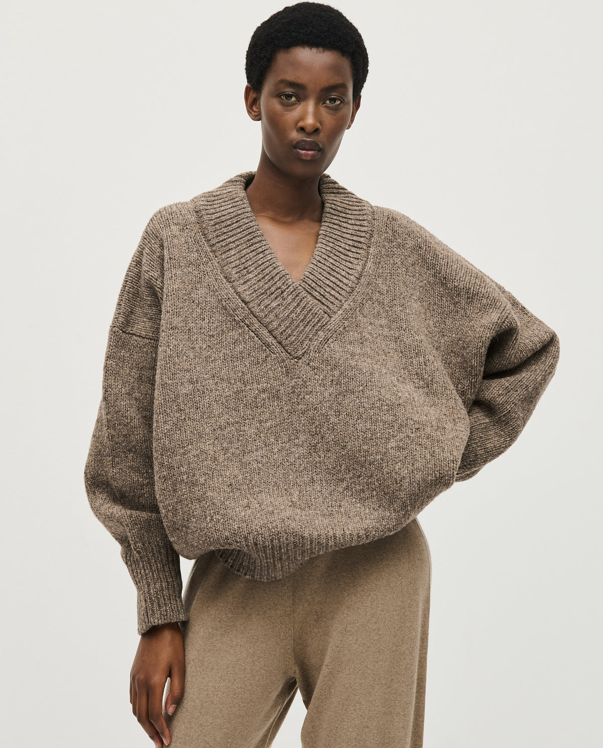 Babaà jumper no87 in dark mist color, worn by a woman, featuring a cozy knit design and relaxed fit.