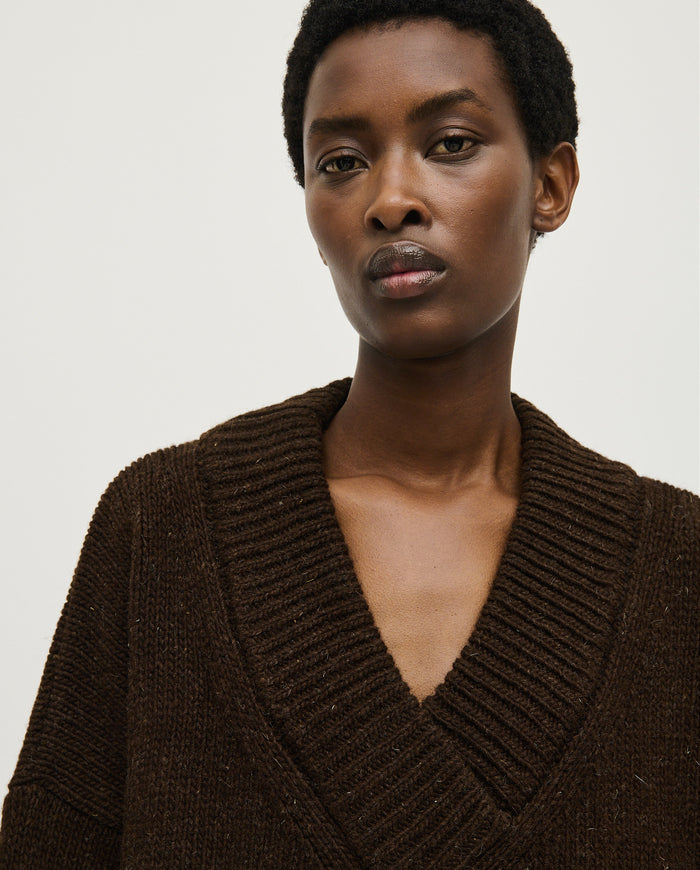 Woman wearing Babaà No87 Earth jumper, featuring a cozy, earthy-toned knit sweater with a relaxed fit and ribbed cuffs.