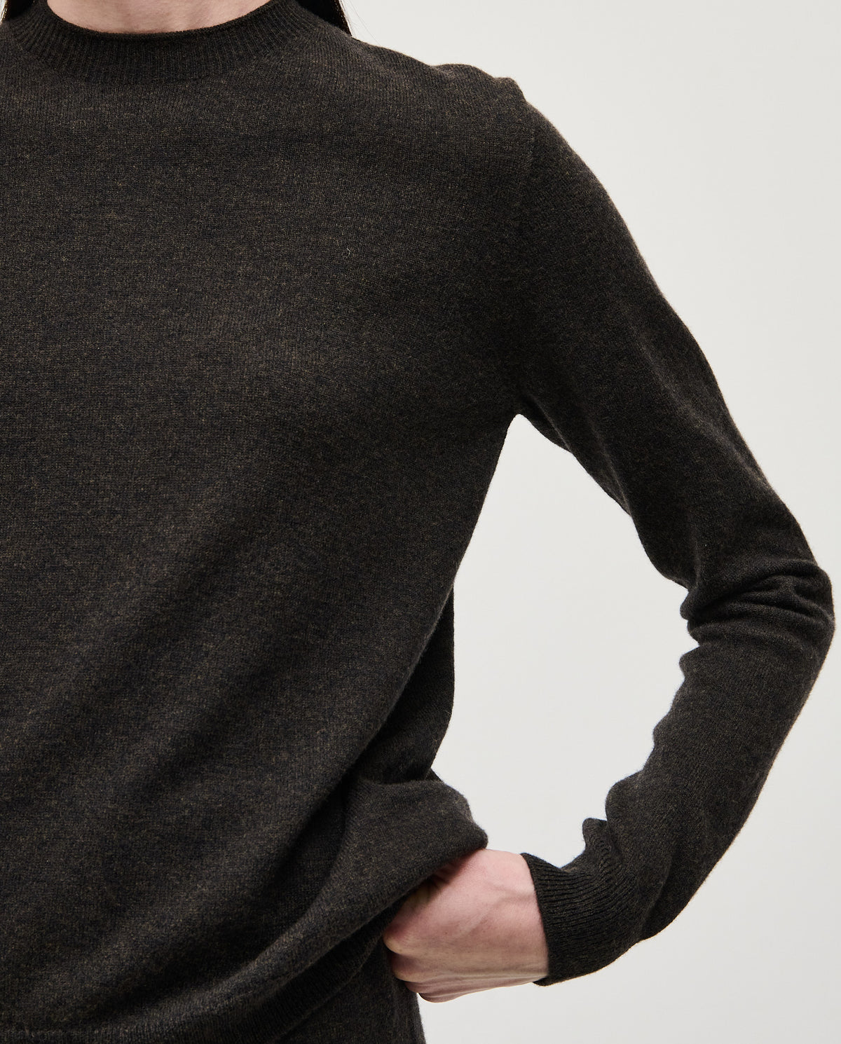 Woman wearing Babaà jumper No89 Mica, showcasing the cozy knit sweater with a relaxed fit and neutral color.