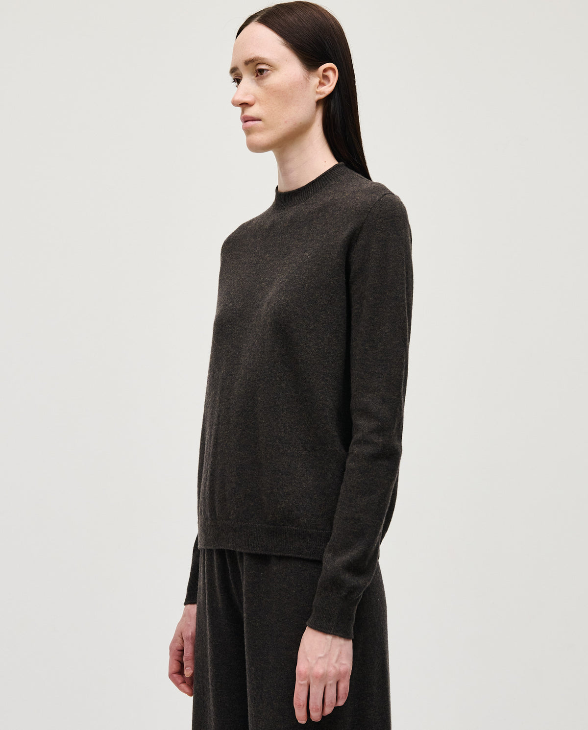 Woman wearing Babaà No89 Mica jumper, soft knit sweater with a relaxed fit and earthy tones, stylish and comfortable for casual wear.