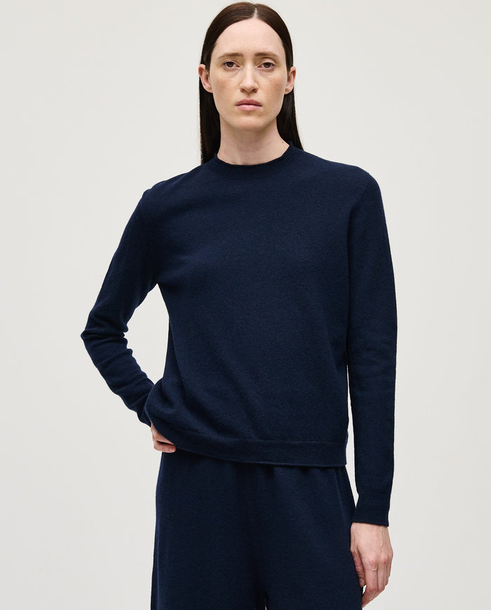 Woman wearing Babaà jumper No89 Tinta, featuring a cozy, stylish knit design with a relaxed fit.