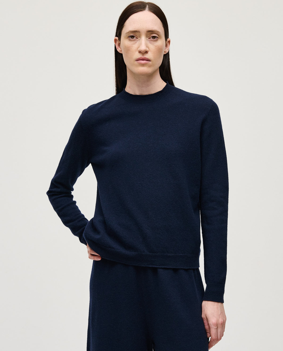 Woman wearing Babaà jumper No89 Tinta, featuring a cozy, stylish knit design with a relaxed fit.