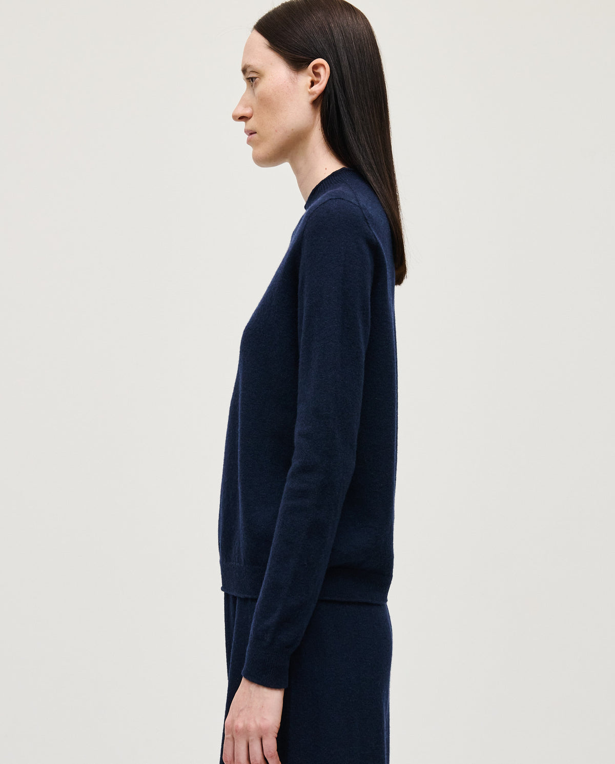 Women’s jumper No89 Tinta by Babaà, featuring a cozy knit design in deep tinta color, worn stylishly by a model.