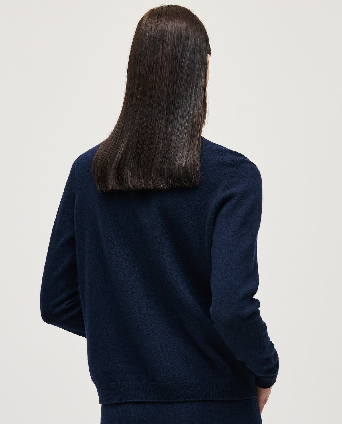 Woman wearing Babaà No89 Tinta jumper, showcasing its cozy fit and stylish design in a casual setting.
