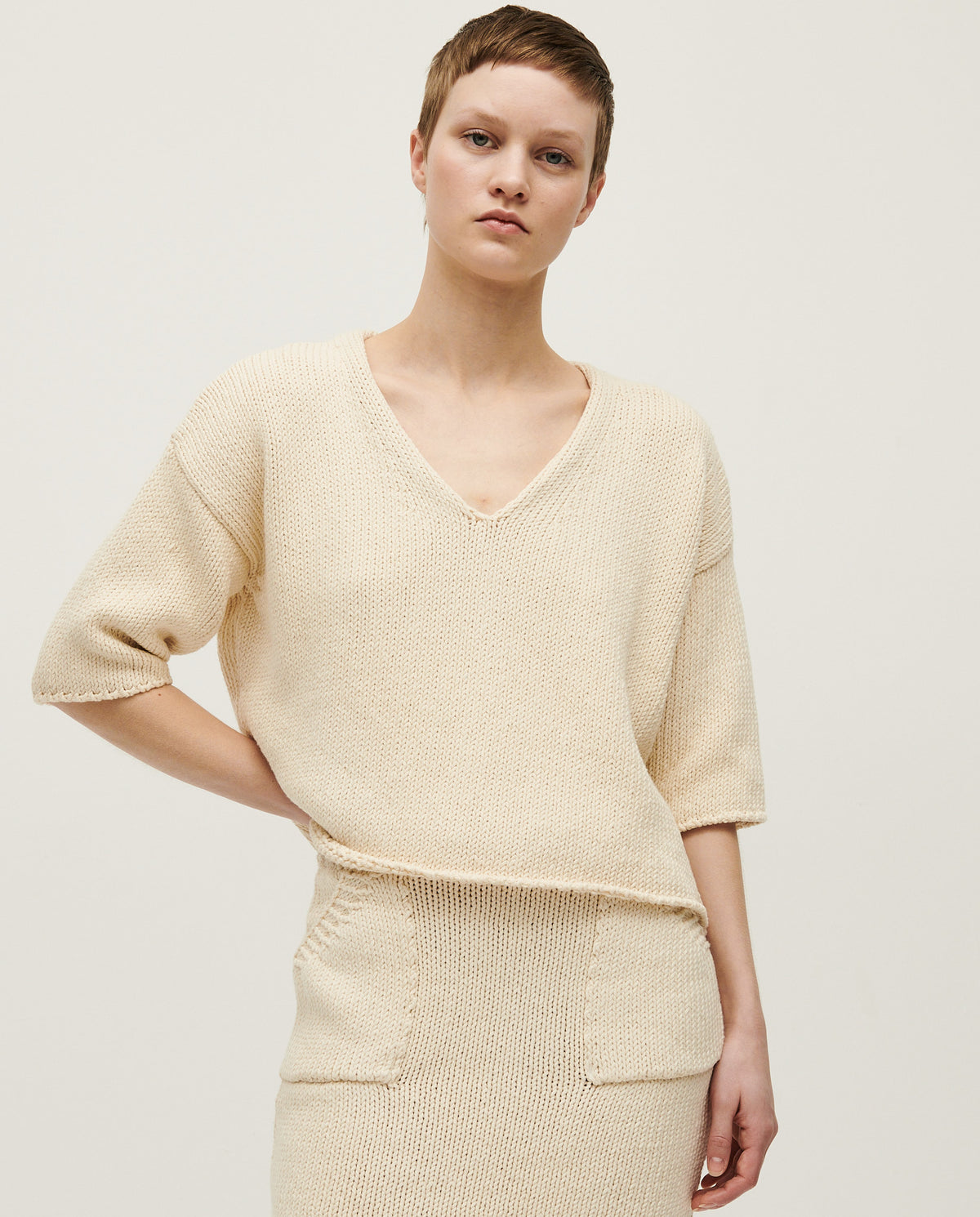 Woman wearing Babaà No9 Natural jumper, showcasing the cozy, neutral-colored knit sweater styled for casual wear.
