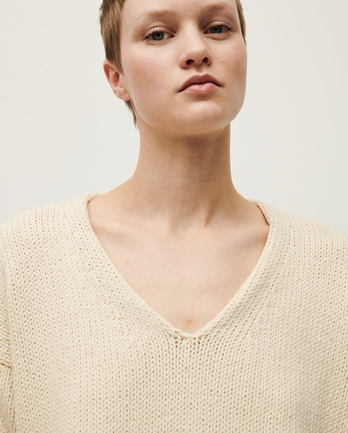 Woman wearing Babaà No9 Natural jumper, showcasing a cozy, beige knit sweater with a relaxed fit and subtle texture.